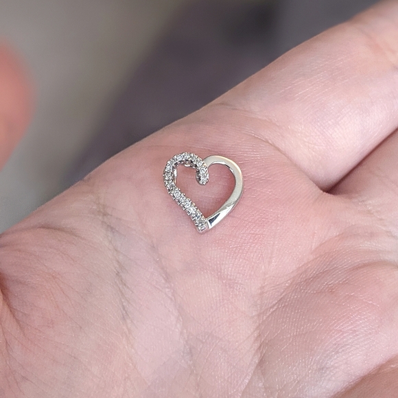 10K solid white gold diamond small heart pendant - Picture 4 of 10